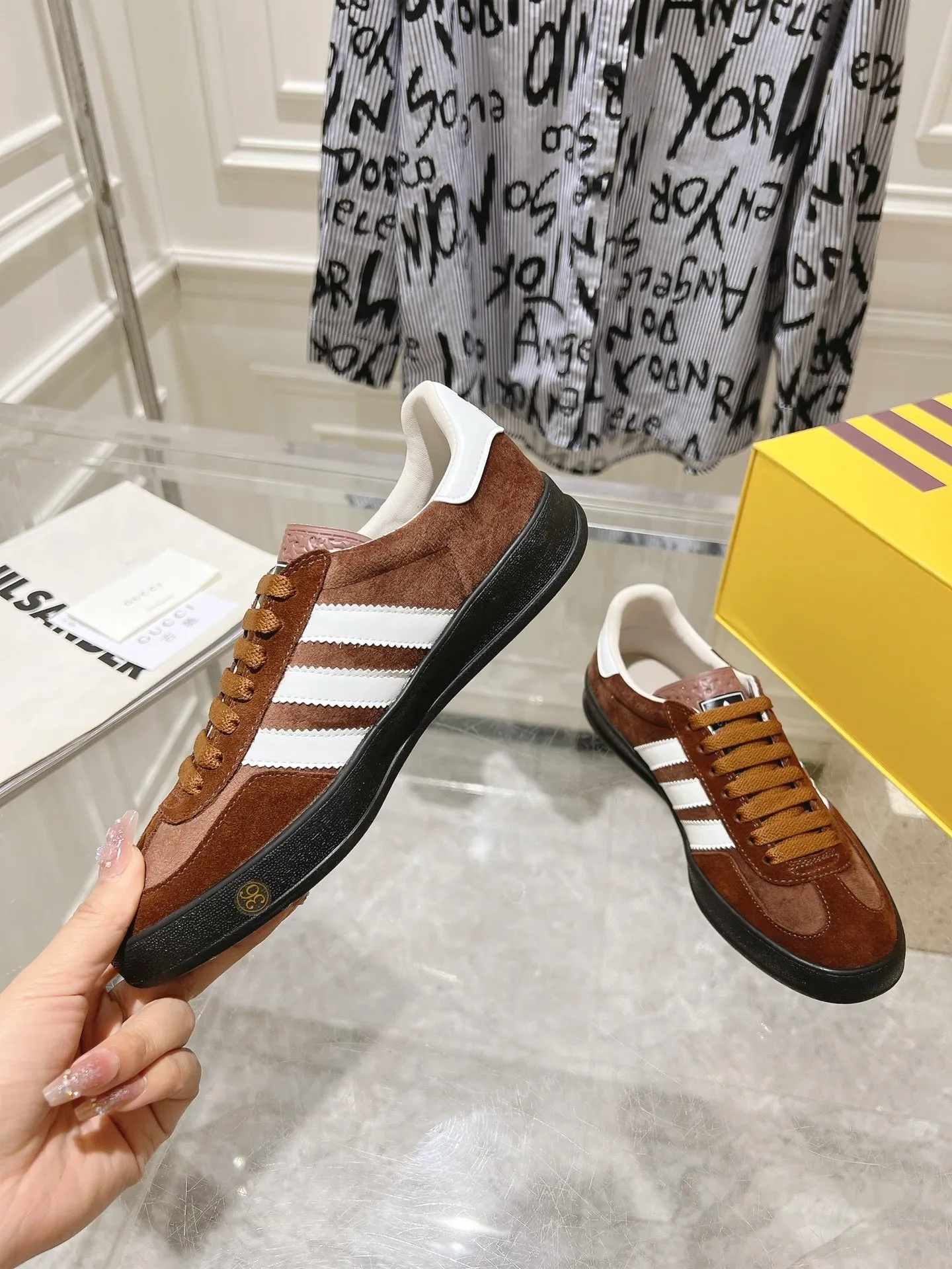 👟👟Ex-factory price 520👟👟Gucci&adidas joint limited edition couple's sneakers. A super nice joint casual sneaker with rich and bold colors! It showed everyone a completely different charm from the past! Combining retro style and youthful sports style to create a new aesthetic! Vitality yet stylish at the same time! ! Upper - made of cowhide, cowhide, cloth. Lining - sheepskin lining for foot pads. Sole - original open-molded beef tendon non-slip and wear-resistant outsole. Size: 35-47 (couple style)